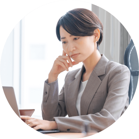 イメージ:PCを見て悩む女性